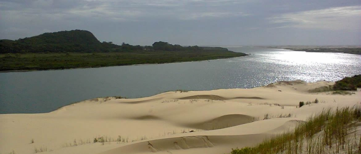 Margem do Rio Araranguá próximo ao encontro com o mar
